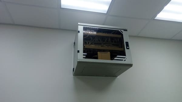 Wall-mounted telecommunication cabinet