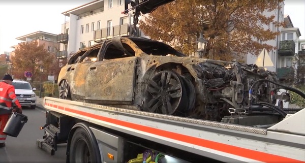 Сожженая машина, найденная в черте города